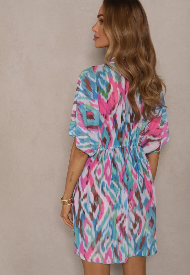 Renee - Niebiesko-Różowa Siateczkowa Narzutka z Abstrakcyjnym Motywem Ozdobiona Wiązaniem Revoreia. Okazja: na co dzień. Kolor: niebieski. Wzór: aplikacja. Styl: casual