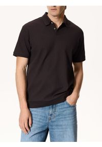 Reserved - Koszulka polo comfort w prążek - ciemnobrązowy. Typ kołnierza: polo. Kolor: brązowy. Materiał: bawełna, dzianina. Wzór: prążki