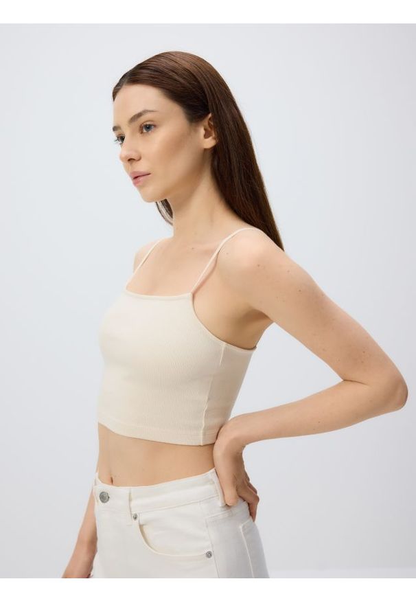 Reserved - Krótki top na ramiączkach - złamana biel. Materiał: bawełna, dzianina. Długość rękawa: na ramiączkach. Długość: krótkie