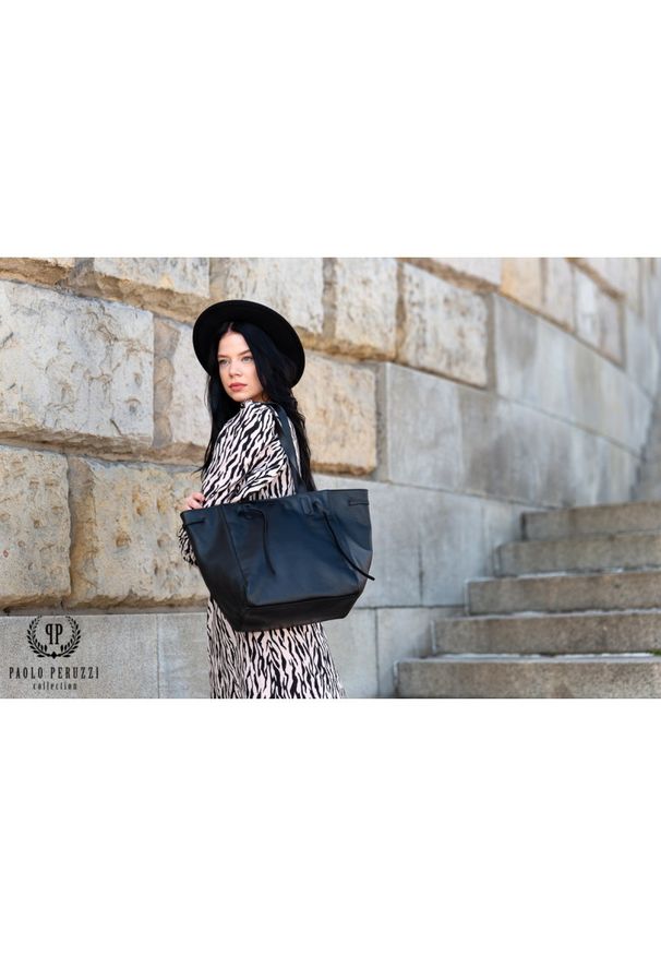 Shopperka skórzana PAOLO PERUZZI IN-64-BL czarna. Kolor: czarny. Sezon: lato. Materiał: skórzane. Rodzaj torebki: na ramię