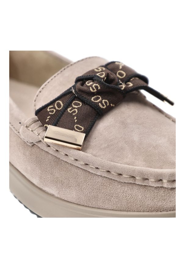 Mokasyny damskie Filippo, o klasycznym kroju z cholewką ze skóry naturalnej osadzone na lekkiej elastycznej podeszwie z dekoracyjną kokardą, beżowe,. Kolor: beżowy. Materiał: skóra. Szerokość cholewki: normalna. Styl: klasyczny