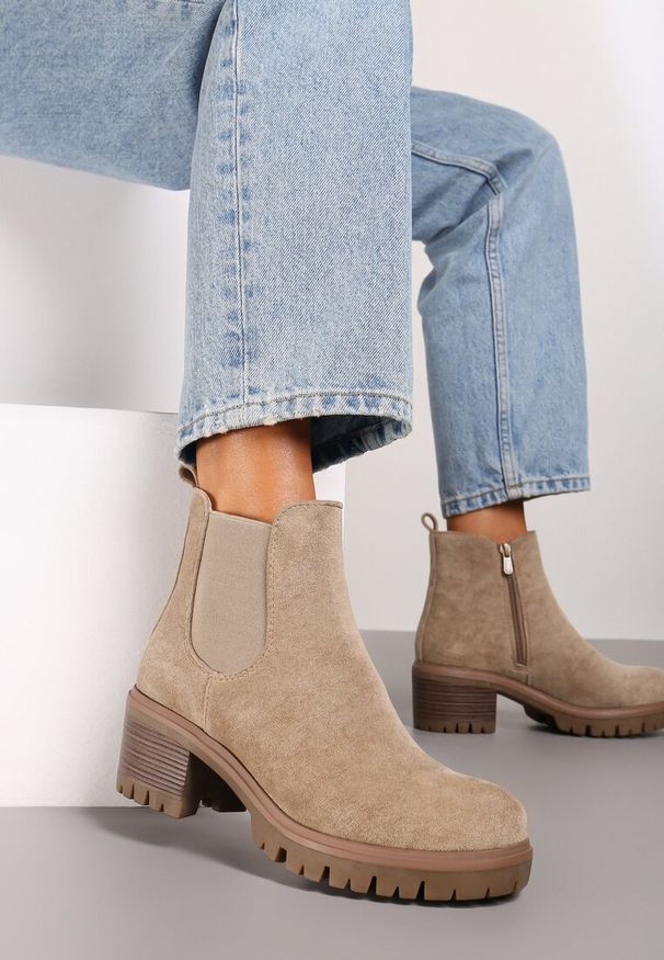 Born2be - Ciemnobeżowe Botki na Słupku Rona. Okazja: na co dzień. Kolor: beżowy. Materiał: jeans. Wzór: aplikacja. Obcas: na słupku. Styl: klasyczny, elegancki, casual. Wysokość obcasa: niski