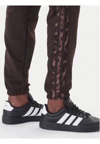 Adidas - adidas Spodnie dresowe Seasonal Essentials Leopard Print KA4720 Brązowy Regular Fit. Kolor: brązowy. Materiał: bawełna, syntetyk. Wzór: nadruk #3