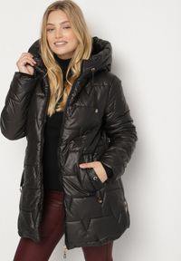 Born2be - Czarna Pikowana Kurtka o Prostym Kroju z Kapturem Nalarea. Okazja: na co dzień. Typ kołnierza: kaptur. Kolekcja: plus size. Kolor: czarny. Materiał: poliester, dzianina, jeans. Styl: klasyczny, casual, elegancki #7