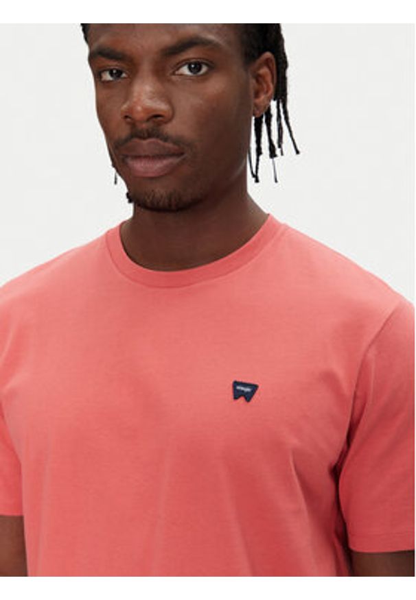 Wrangler T-Shirt Sign Off 112362687 Czerwony Regular Fit. Kolor: czerwony. Materiał: bawełna