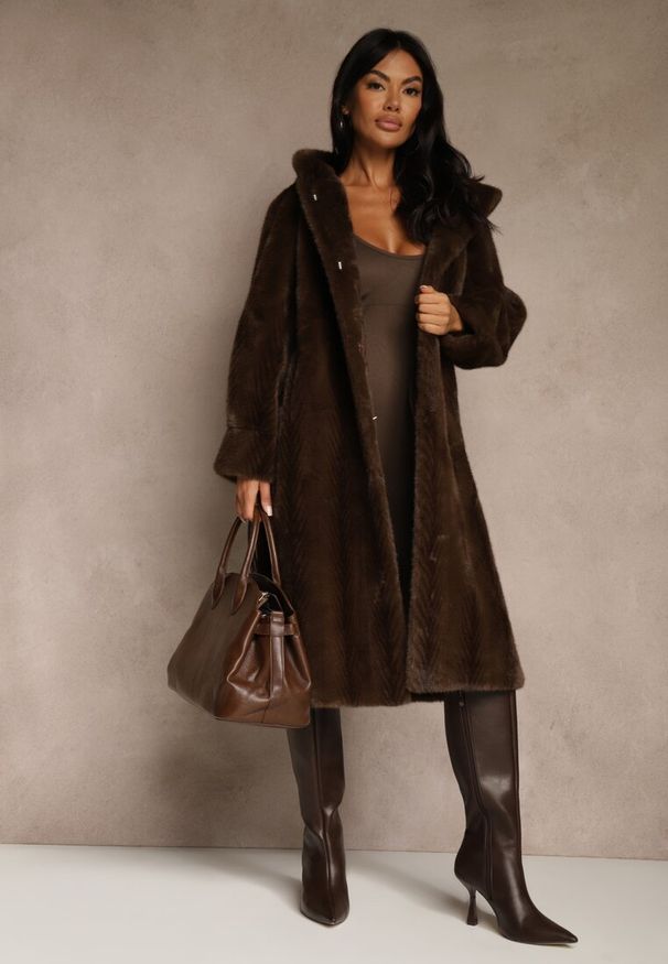 Renee - Brązowy Futrzany Płaszcz z Kapturem Zdobiony Pionowym Wzorem Elrinrahne. Typ kołnierza: kaptur. Kolor: brązowy. Materiał: futro. Długość rękawa: długi rękaw. Wzór: aplikacja. Styl: klasyczny