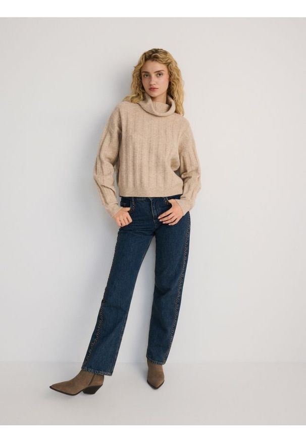 Reserved - Sweter z golfem - beżowy. Typ kołnierza: golf. Kolor: beżowy. Materiał: dzianina, wełna