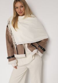 Born2be - Jasnobeżowy Gładki Szalik z Frędzlami Vetiela. Okazja: na co dzień. Kolor: beżowy. Materiał: jeans. Wzór: gładki. Sezon: zima, jesień. Styl: casual, elegancki #1