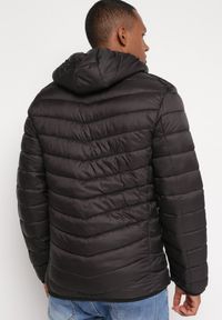 Born2be - Czarna Kurtka Pikowana z Kapturem Minae. Okazja: na co dzień. Typ kołnierza: kaptur. Kolekcja: plus size. Kolor: czarny. Materiał: jeans, materiał. Długość rękawa: długi rękaw. Długość: długie. Styl: casual #7