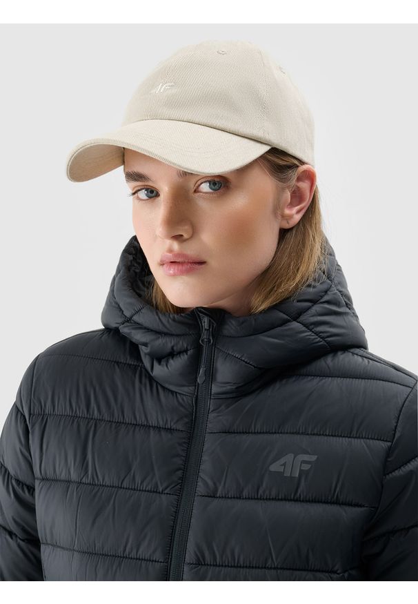 4f - 4F Kurtka puchowa z wypełnieniem z recyklingu damska - czarna L. Okazja: na co dzień. Typ kołnierza: kołnierzyk stójkowy, kaptur. Kolor: czarny. Materiał: puch. Długość: długie. Styl: casual, klasyczny, sportowy