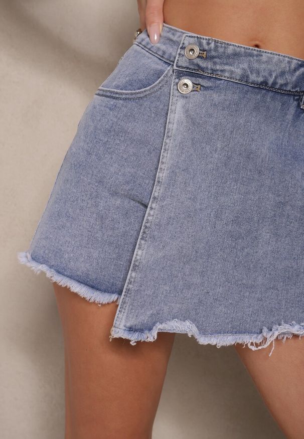 Renee - Niebieskie Spódnico-Szorty z Denimu Zdobione Zakładką Ulorela. Okazja: na co dzień. Stan: podwyższony. Kolor: niebieski. Materiał: denim. Długość: krótkie. Wzór: aplikacja. Styl: elegancki, casual