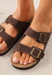 Born2be - Brązowe Klasyczne Klapki z Zamszu Naturalnego z Paskami z Klamrami z Regulacją Realie. Okazja: na co dzień. Kolor: brązowy. Materiał: zamsz. Wzór: paski. Styl: klasyczny #6