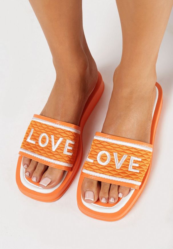 Born2be - Pomarańczowe Klapki z Kwadratowym Noskiem i Paskiem z Napisem Jeliana. Okazja: na co dzień, na plażę. Kolor: pomarańczowy. Wzór: napisy. Styl: casual, elegancki