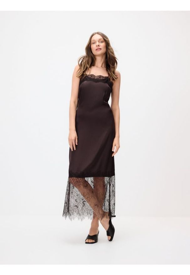 Reserved - Satynowa sukienka z koronką - ciemnobrązowy. Kolor: brązowy. Materiał: koronka, satyna. Wzór: koronka. Typ sukienki: proste