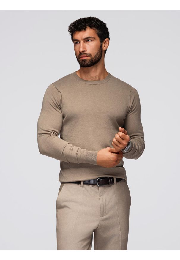 Ombre Clothing - Sweter męski klasyczny z wiskozą BASIC z okrągłym dekoltem – ciemnobeżowy V15. Okazja: na co dzień, do pracy, na spotkanie biznesowe. Kolor: beżowy. Materiał: wiskoza. Wzór: gładki. Styl: klasyczny