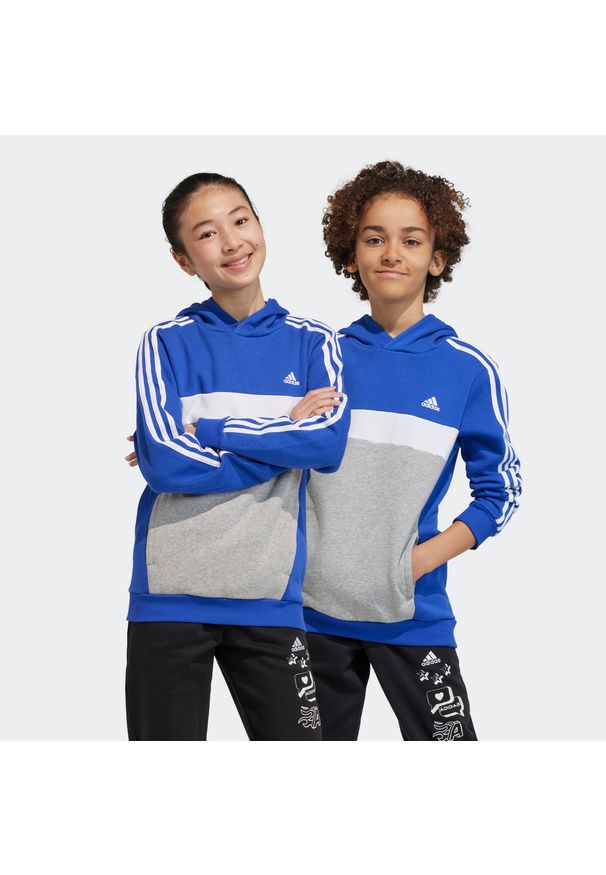 Adidas - Bluza dziecięca ADIDAS z kapturem. Typ kołnierza: kaptur. Kolor: niebieski, wielokolorowy, szary. Materiał: materiał, bawełna, włókno