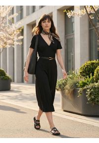 Sinsay - Sukienka midi z dekoltem V i krótkim rękawem z modalem - czarny. Kolor: czarny. Długość rękawa: krótki rękaw. Długość: midi