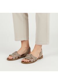 Sandały damskie Armodo, cholewka skóra naturalna pasek zakładany płaska podeszwa odkryte palce casualowy fason, szare, 40476. Okazja: na co dzień. Zapięcie: pasek. Kolor: szary. Materiał: skóra. Sezon: lato. Obcas: na płaskiej podeszwie. Styl: casual. Wysokość obcasa: niski #4