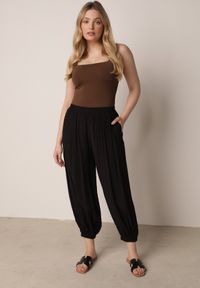 Born2be - Czarne Baloniaste Spodnie z Wysokim Stanem w Stylu Casual Lilanya. Okazja: na co dzień. Stan: podwyższony. Kolor: czarny. Długość: krótkie. Sezon: wiosna, lato. Styl: casual #3
