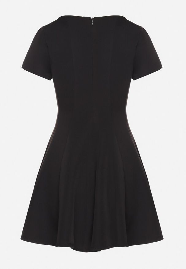 Born2be - Czarna Rozkloszowana Sukienka z Krótkim Rękawem i Ozdobnymi Przeszyciami Meporea. Okazja: na co dzień. Kolor: czarny. Długość rękawa: krótki rękaw. Styl: casual, elegancki, klasyczny