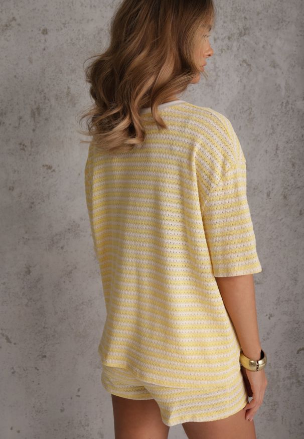 Renee - Żółty Komplet Casualowy z Bawełny Oversize T-shirt i Szorty w Paski Stylizowany na Szydełkowany Pherra. Kolor: żółty. Materiał: bawełna. Wzór: paski