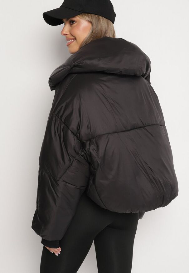 Born2be - Czarna Pikowana Kurtka o Nietoperzowym Kroju z Szerokim Kołnierzem Neandria. Okazja: do pracy, na co dzień. Kolor: czarny. Materiał: jeans. Długość: krótkie. Styl: elegancki, casual