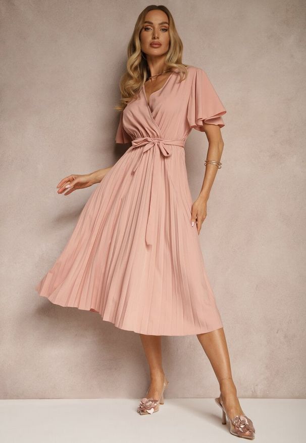 Renee - Różowa Sukienka Wiązana w Talii z Plisowaniem na Dole Dorseki. Kolor: różowy. Materiał: tkanina, materiał. Styl: elegancki