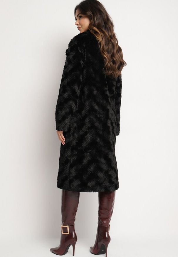 Born2be - Czarny Płaszcz z Pikowanym Futerkiem i Wsuwanymi Kieszeniami Vertika. Okazja: na co dzień. Kolor: czarny. Materiał: futro. Długość rękawa: długi rękaw. Długość: długie. Styl: casual, wizytowy