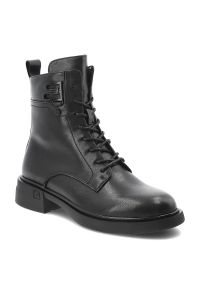 Czarne Trzewiki Filippo Modne Obuwie Damskie. Okazja: na co dzień. Zapięcie: sprzączka. Kolor: czarny. Szerokość cholewki: normalna. Wzór: aplikacja. Materiał: skóra, jeans. Obcas: na obcasie. Styl: casual, elegancki. Wysokość obcasa: niski #1