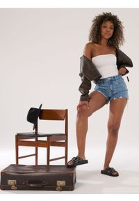 Sinsay - Szorty jeansowe z surowymi nogawkami i cyrkoniami - niebieski. Kolor: niebieski. Materiał: jeans #1