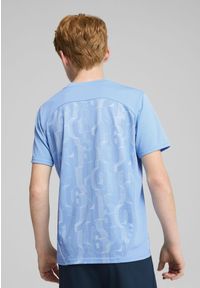 Puma - Młodzieżowa koszulka przedmeczowa z krótkim rękawem Manchester City PUMA. Kolor: biały, niebieski, wielokolorowy. Długość rękawa: krótki rękaw. Długość: krótkie