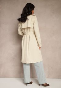 Renee - Beżowy Dwurzędowy Płaszcz Trencz z Paskiem i Elegancką Klapą Fireti. Okazja: na spotkanie biznesowe, na co dzień. Kolor: beżowy. Materiał: jeans. Długość rękawa: długi rękaw. Długość: długie. Styl: elegancki #5