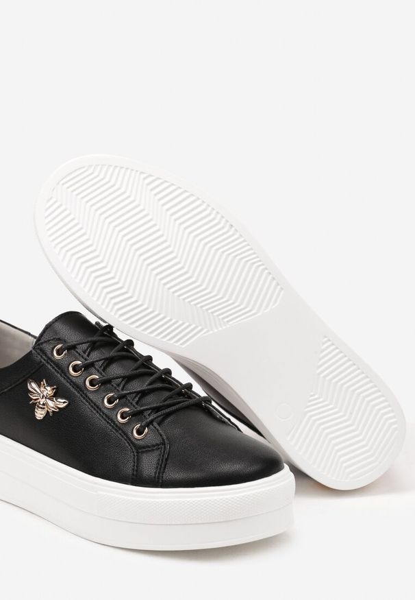 Renee - Biało-Czarne Skórzane Sneakersy na Grubej Podeszwie z Przeszyciami i Broszką Nirnile. Kolor: biały. Materiał: skóra