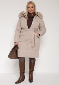 Born2be - Beżowa Pikowana Kurtka z Kapturem z Futrem i Wiązanym Paskiem Mevinatia. Okazja: na co dzień. Typ kołnierza: kaptur. Kolekcja: plus size. Kolor: beżowy. Materiał: futro. Styl: casual, klasyczny #4