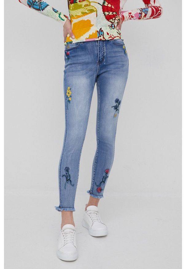 Desigual jeansy 22SWDD29 damskie medium waist. Kolor: niebieski. Wzór: aplikacja