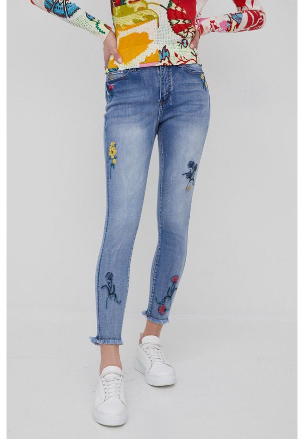 Desigual jeansy damskie medium waist. Kolor: niebieski. Wzór: aplikacja