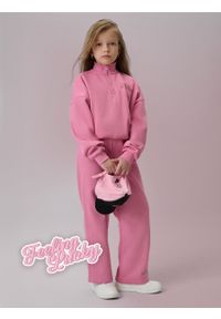 4f - 4F Spodnie dresowe z prostymi nogawkami dziewczęce - różowe 152 (11-12 lat). Okazja: na co dzień. Kolor: różowy. Materiał: dresówka. Sezon: lato. Styl: klasyczny, casual #1
