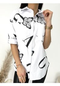 ModnaKiecka.pl - Biała Koszula Oversize w Czarny Wzór 9399-252-A. Okazja: na co dzień. Kolor: biały. Materiał: bawełna, elastan. Długość: krótkie. Styl: casual #1