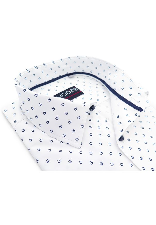 Modini - Biała koszula męska z krótkim rękawem w granatowy wzór MK28. Kolor: biały, wielokolorowy, niebieski. Materiał: bawełna, poliester, tkanina. Długość rękawa: krótki rękaw. Długość: krótkie. Styl: klasyczny