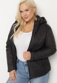 Born2be - Czarna Kurtka Wiatrówka Pikowana z Odpinanym Kapturem Delmenea. Okazja: na co dzień. Kolor: czarny. Materiał: jeans. Styl: casual, elegancki #3