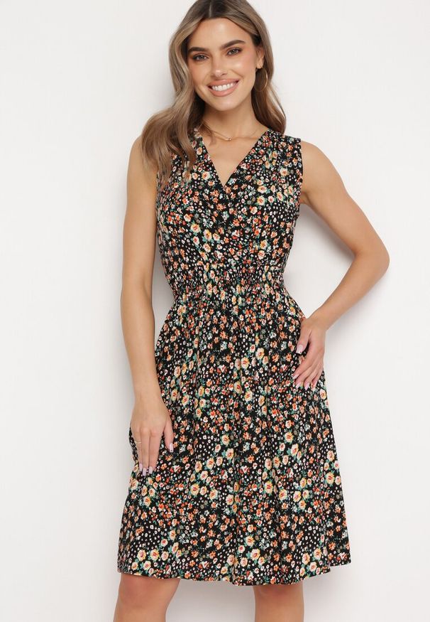 Born2be - Czarno-Żółta Wiskozowa Sukienka w Kwiaty z Kopertową Górą Nervila. Kolor: czarny. Materiał: wiskoza. Wzór: kwiaty. Typ sukienki: kopertowe