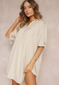 Renee - Jasnobeżowa Pudełkowa Sukienka Oversize z Kołnierzykiem Zaya. Kolor: beżowy. Typ sukienki: oversize