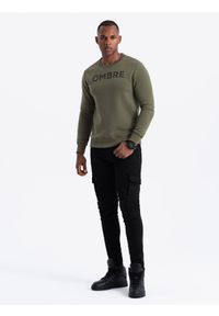 Ombre Clothing - Klasyczna bluza męska dresowa z napisem – ciemnooliwkowa V2 - Rozmiar: M. Okazja: na co dzień. Kolor: oliwkowy. Materiał: dresówka. Wzór: napisy. Styl: klasyczny #6