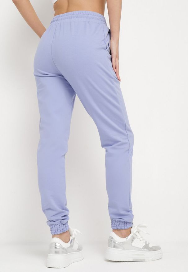 Born2be - Fioletowe Spodnie Dresowe z Ozdobną Naszywką Hilela. Kolor: fioletowy. Materiał: dresówka. Wzór: aplikacja