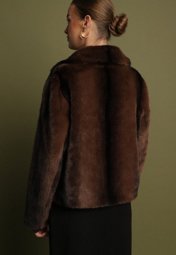 Born2be - Brązowa Jednorzędowa Kurtka Futerko o Krótkim Kroju Lonella. Okazja: na sylwestra, na co dzień, na spacer. Kolor: brązowy. Materiał: futro. Długość: krótkie. Styl: casual, elegancki