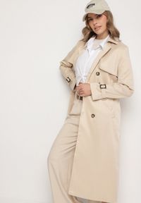 Born2be - Jasnobeżowy Płaszcz Trencz Dwurzędowy Ozdobiony Paskiemz Klamrą Tinbella. Okazja: na co dzień. Kolor: beżowy. Materiał: jeans. Wzór: aplikacja. Styl: klasyczny, casual, elegancki #7