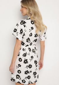 Born2be - Biała Sukienka w Kwiaty z Paskiem Cleza. Okazja: na co dzień. Typ kołnierza: dekolt w kształcie V. Kolor: biały. Wzór: kwiaty. Sezon: wiosna, lato. Styl: casual, elegancki #3