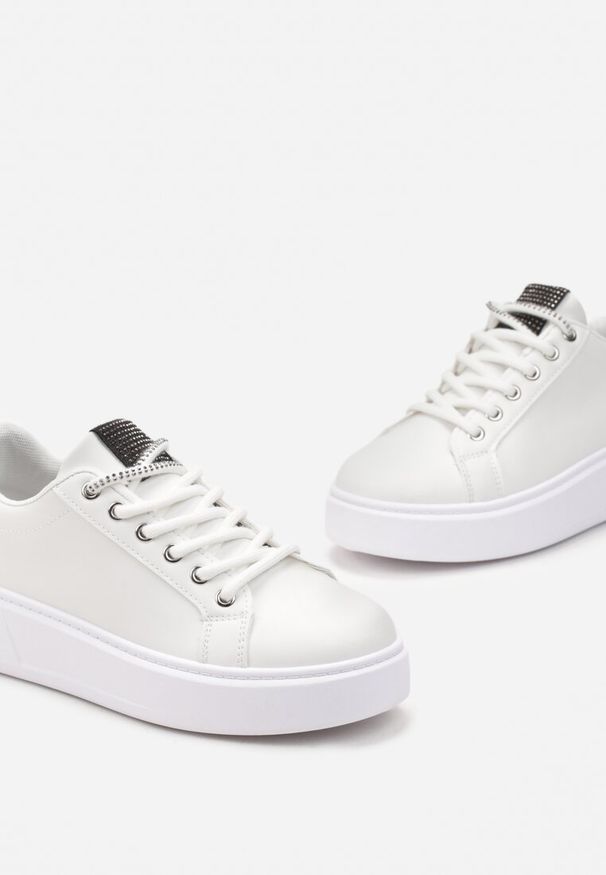 Born2be - Biało-Czarne Sneakersy z Drobnymi Cyrkoniami na Języku i Zapiętku Amaviana. Kolor: biały. Wzór: aplikacja