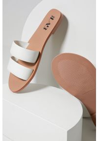 Answear Lab klapki skórzane damskie kolor biały. Kolor: biały. Materiał: skóra. Wzór: gładki. Obcas: na obcasie. Styl: wakacyjny. Wysokość obcasa: niski #2