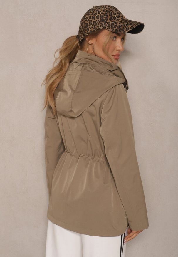 Renee - Ciemnozielona Kurtka o Kroju Parki z Odpinanym Kapturem i Ściągaczem Elanorian. Okazja: na co dzień, na spacer. Kolor: zielony. Materiał: jeans. Styl: elegancki, casual